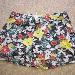 Old navy flowery shorts. Size small